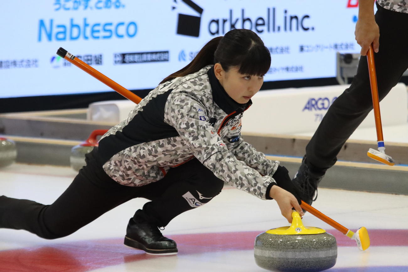 ストーンを投じる松村（撮影・保坂果那）