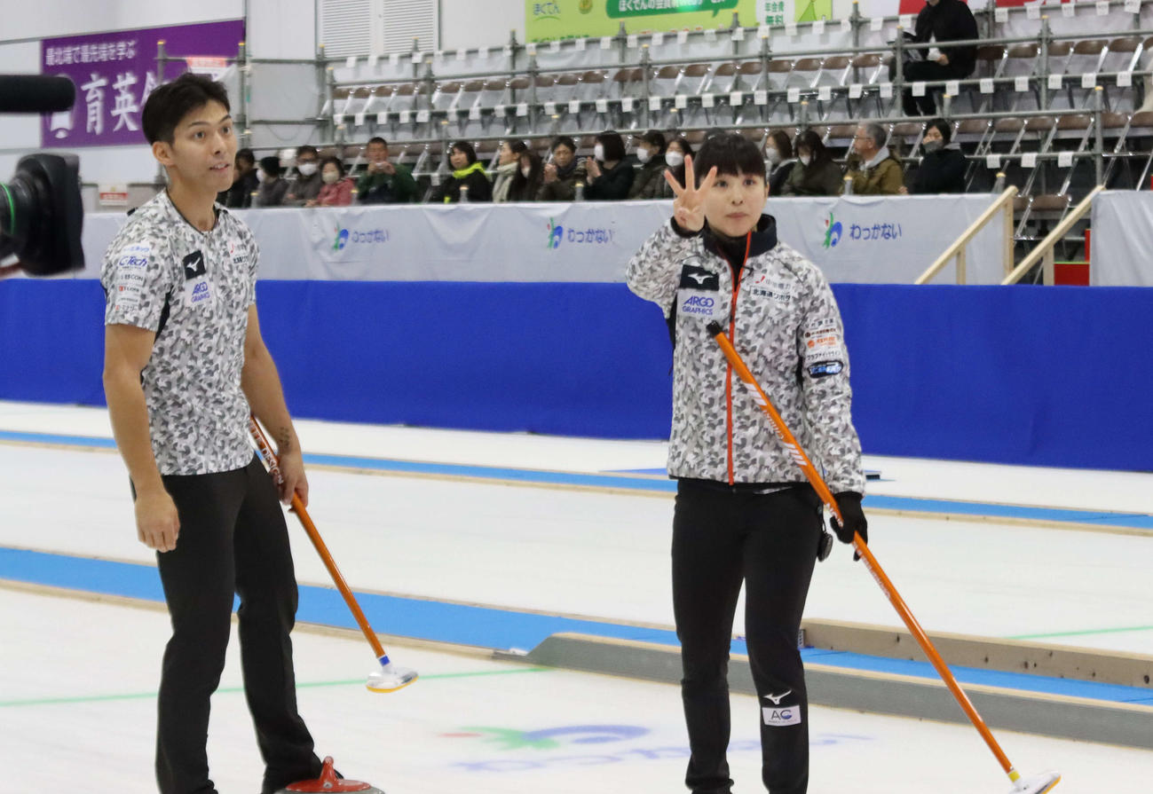 第8E、得点を3と伝える松村（右）と谷田（撮影・保坂果那）