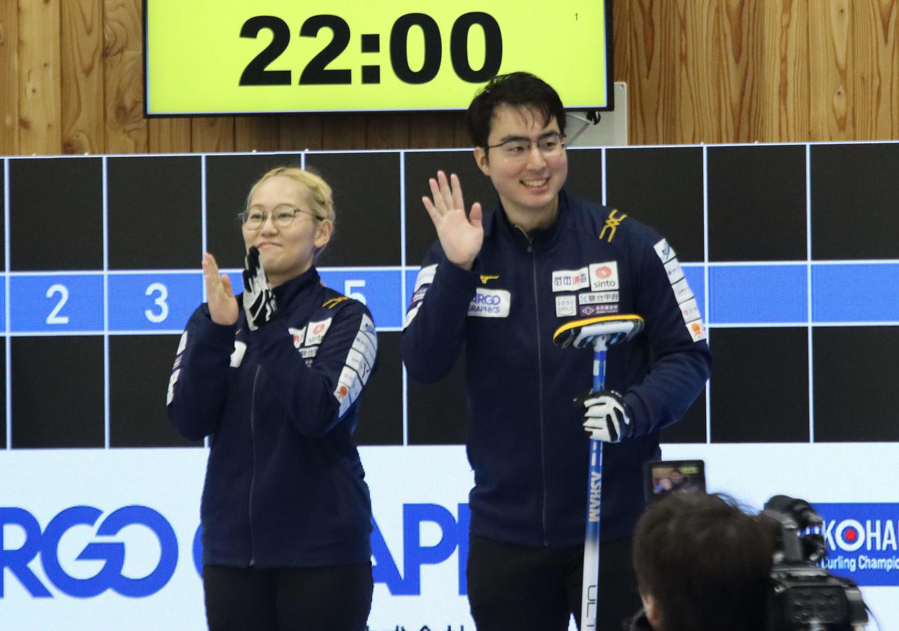 試合前に名前をコールされてあいさつする小穴（左）と青木（撮影・保坂果那）