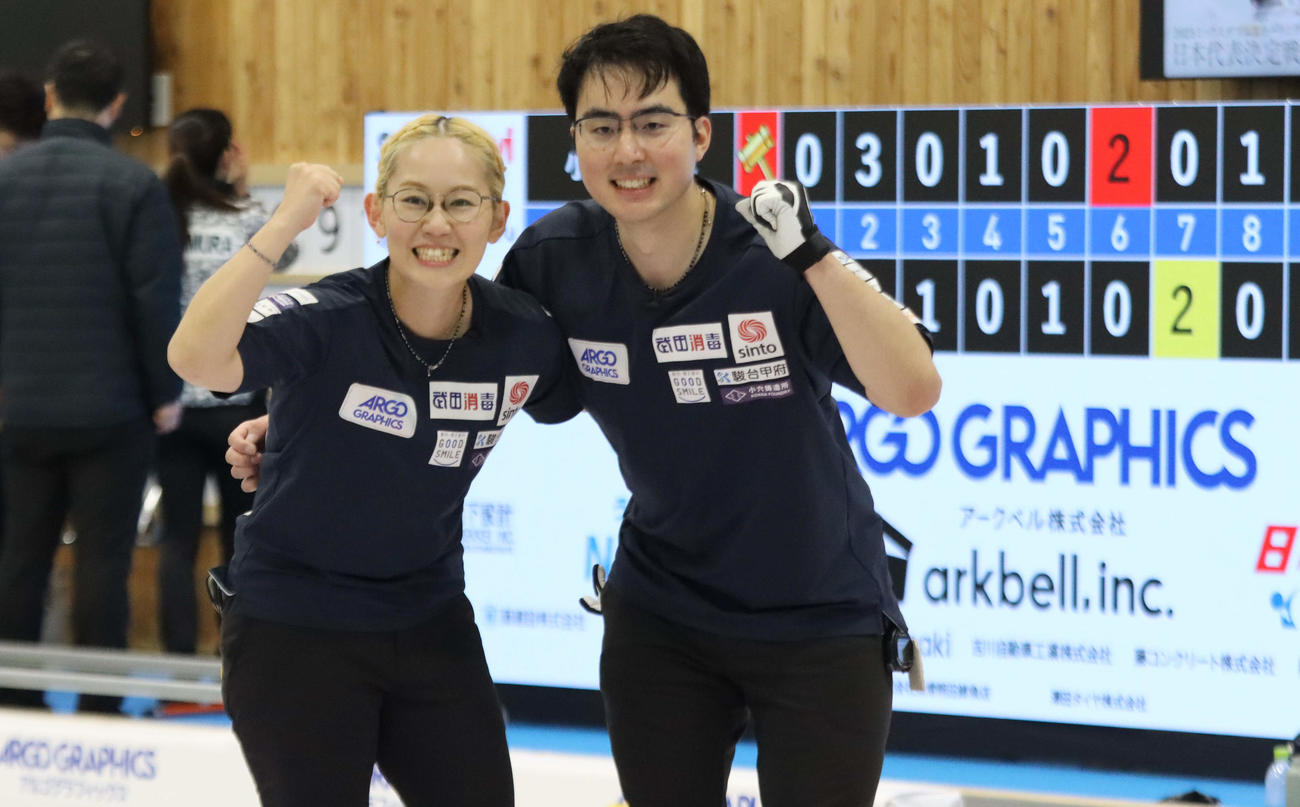 五輪最終予選代表に決まった小穴（左）と青木（撮影・保坂果那）