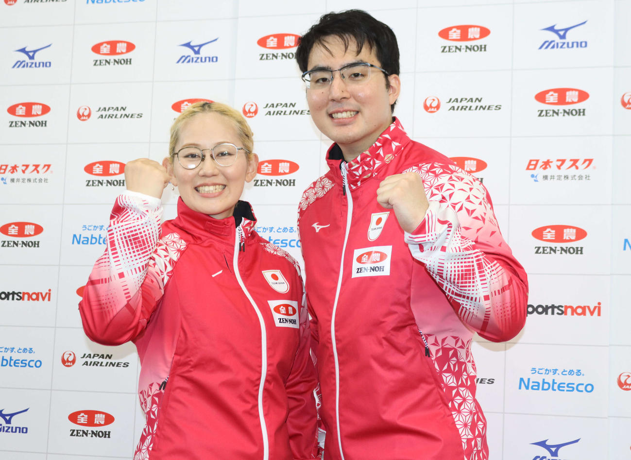 日本代表ユニホームを着てガッツポーズする小穴（左）と青木（撮影・保坂果那）