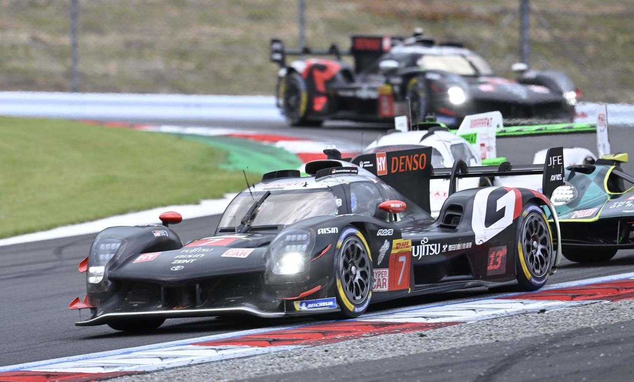 第7戦決勝で8位のトヨタ7号車。奥は16位の8号車（共同）