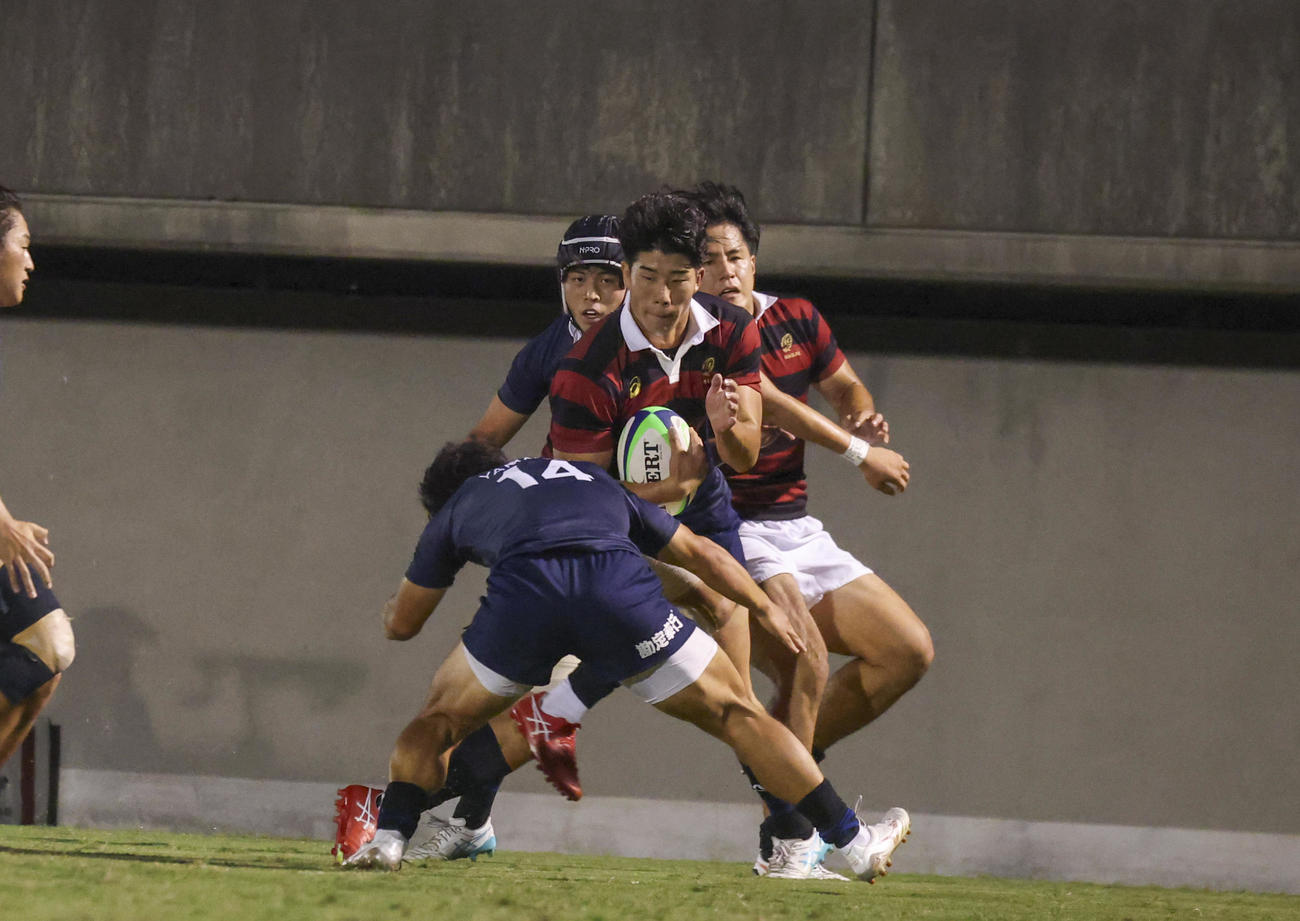 早大対立大　前半、タックルを受けながらアタックをしかける早大・矢崎（撮影・増田悦実）