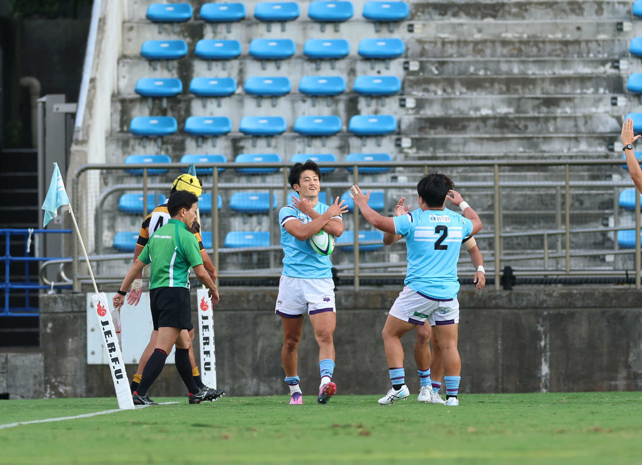 筑波大対慶大　後半、トライを決め、ポーズをとる筑波大・飯岡（撮影・増田悦実）