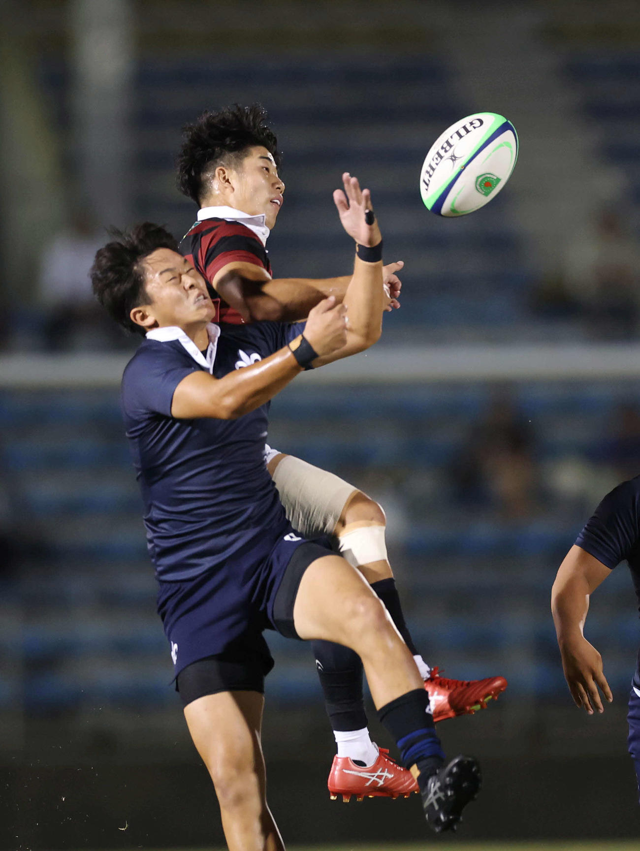 早大対立大　前半、ボールを取り合う早大・矢崎（上）と立大・有賀（撮影・増田悦実）