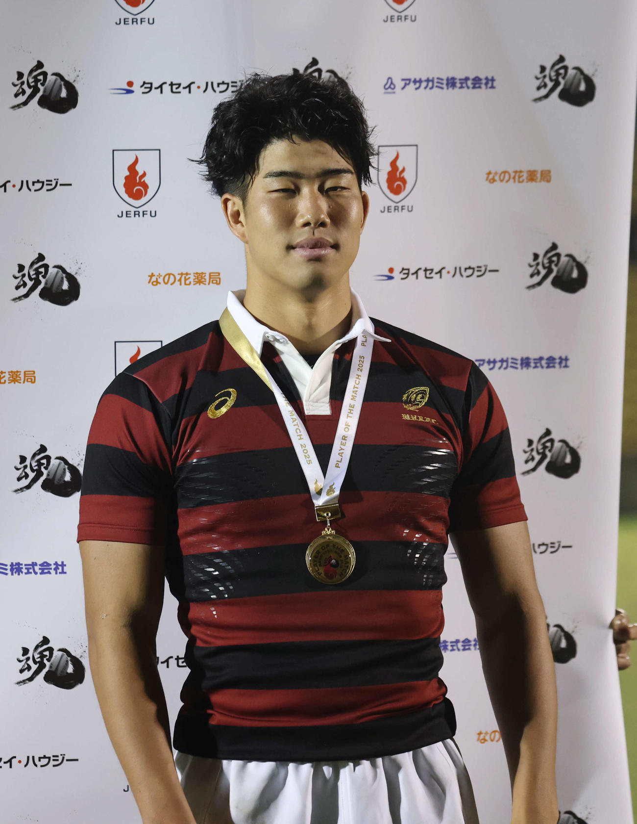 早大対立大　勝利し、POM賞を受賞した早大・矢崎（撮影・増田悦実）
