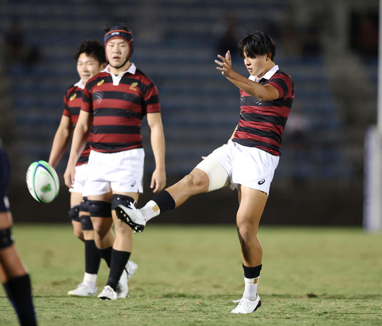 早大対立大　前半、パントキックを放つ早大・服部（撮影・増田悦実）