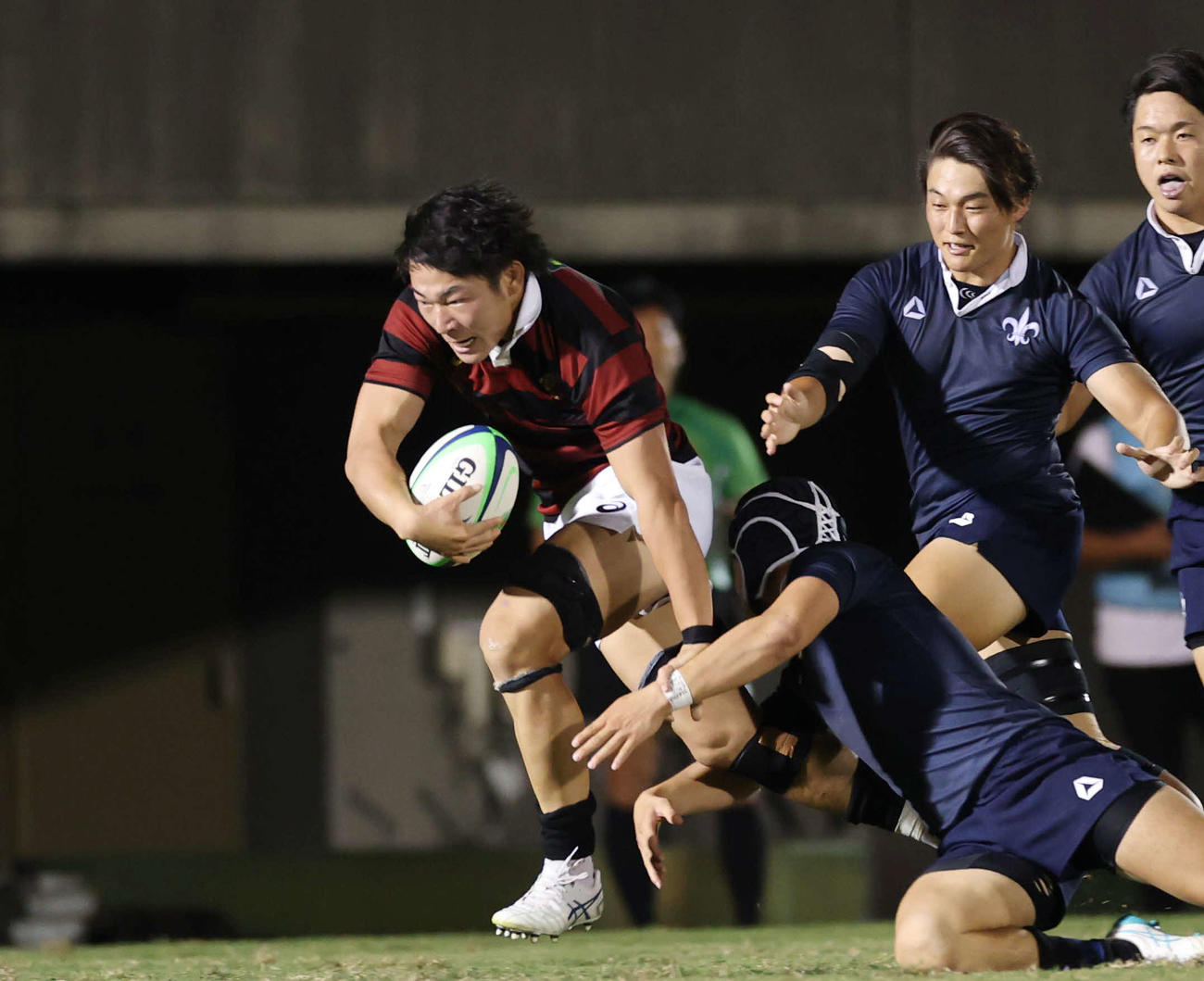 早大対立大　後半、タックルを受けながら突破を試みる早大・粟飯原（撮影・増田悦実）