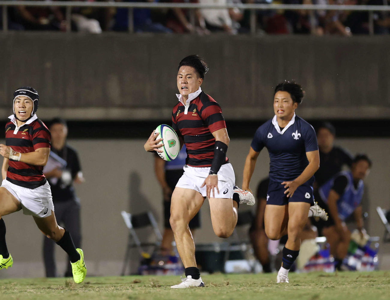 早大対立大　後半、突破を試みる早大・池本（撮影・増田悦実）