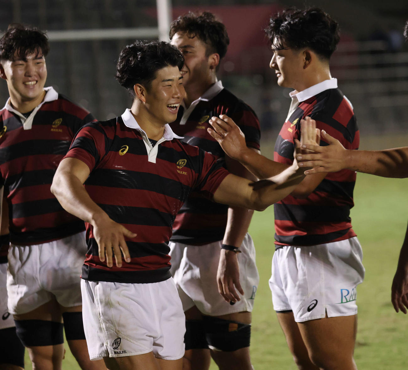 早大対立大　勝利し、POM賞を受賞し笑顔で中央へ向かう早大・矢崎（撮影・増田悦実）