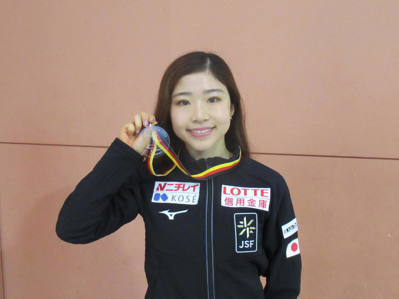 フィギュアスケート女子の千葉百音は、ネーベルホルン杯2位のメダルを手に、帰国した（撮影・益田一弘）＝2025年9月29日、関西空港