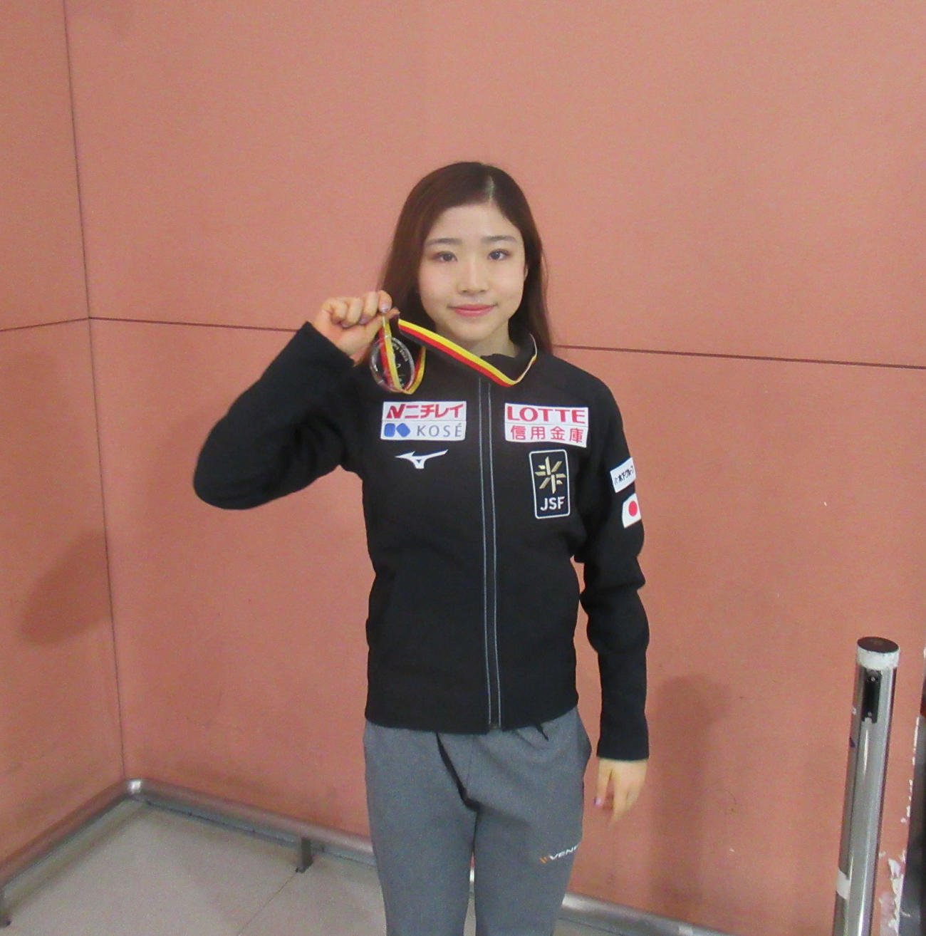 フィギュアスケート女子の千葉百音は、ネーベルホルン杯2位のメダルを手に、帰国した（撮影・益田一弘）＝2025年9月29日、関西空港