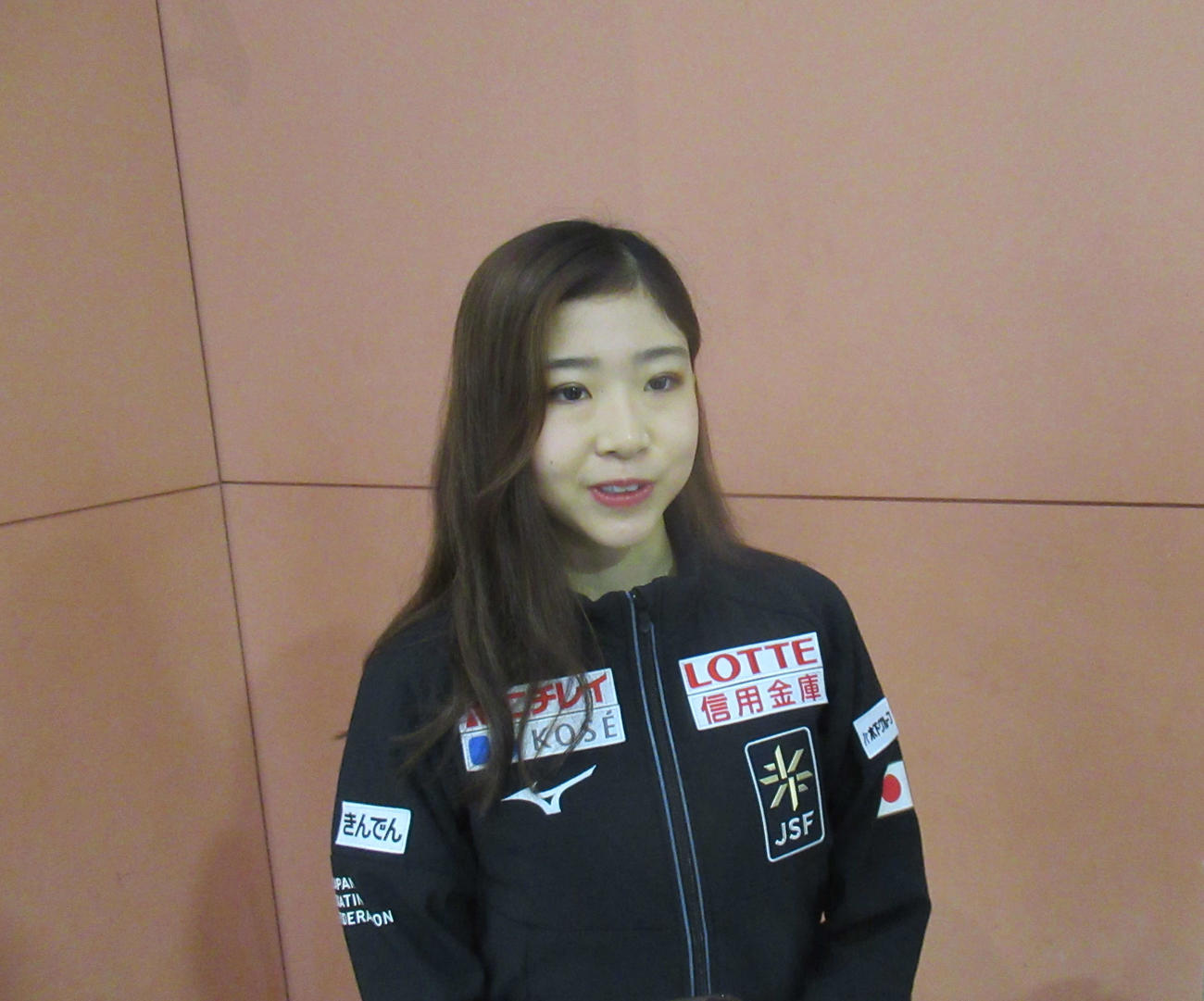 フィギュアスケート女子の千葉百音は、ネーベルホルン杯2位で、帰国した（撮影・益田一弘）＝2025年9月29日、関西空港