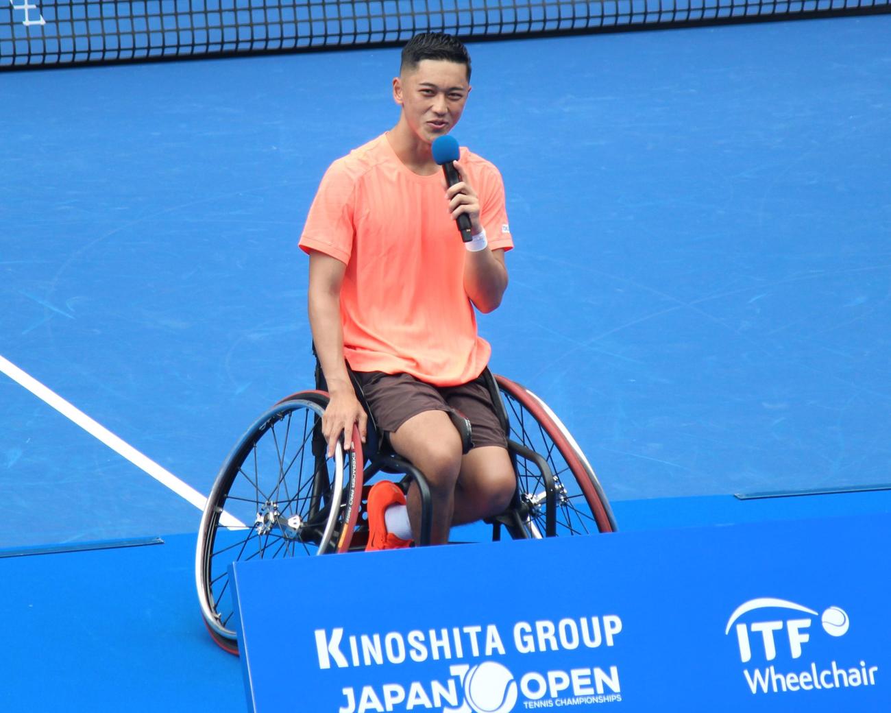 木下グループ・ジャパン・オープン車いすの部を制し、スピーチする小田凱人（撮影・勝部晃多）