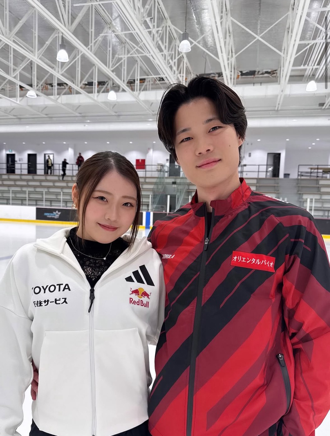 カップル結成を発表した紀平梨花（左）と西山真瑚（紀平梨花のインスタグラムから）