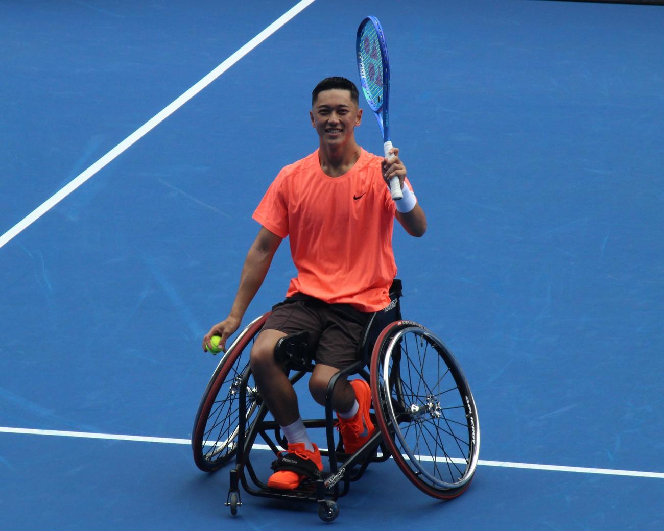 木下グループ・ジャパン・オープン車いすの部を制し、笑顔を見せる小田凱人（撮影・勝部晃多）
