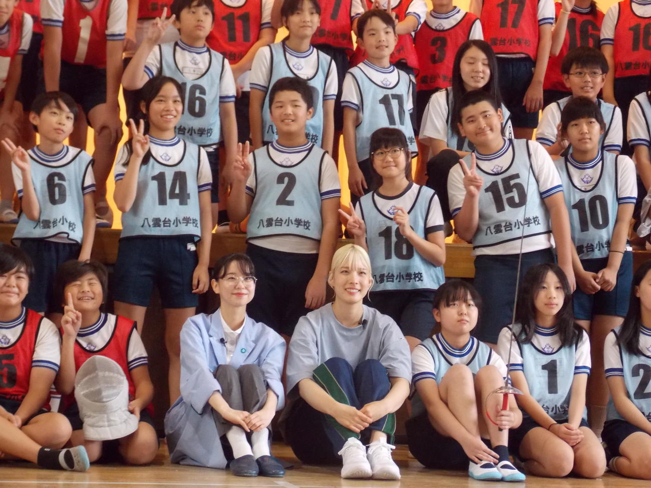 東京・調布市の八雲台小学校で児童と交流した江村美咲（前列左から4人目）（撮影・松本航）