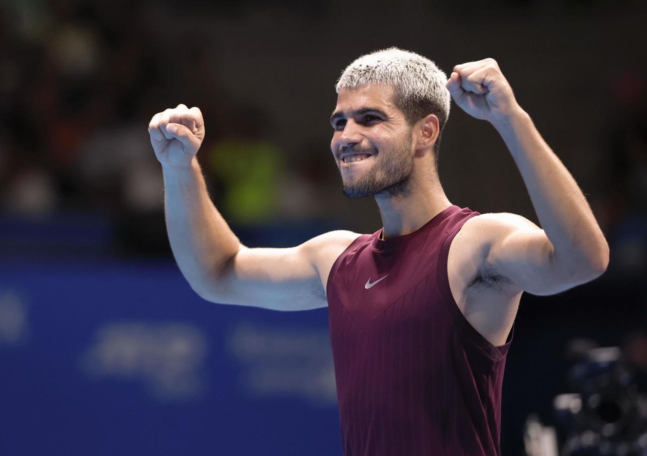 シングルスで優勝し、喜ぶカルロス・アルカラス（共同）