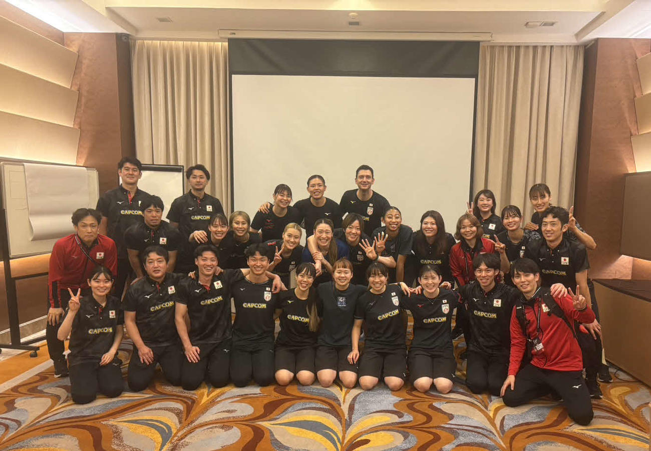 ホテルの会議室で、笑顔で記念撮影する女子日本代表（C）JVA
