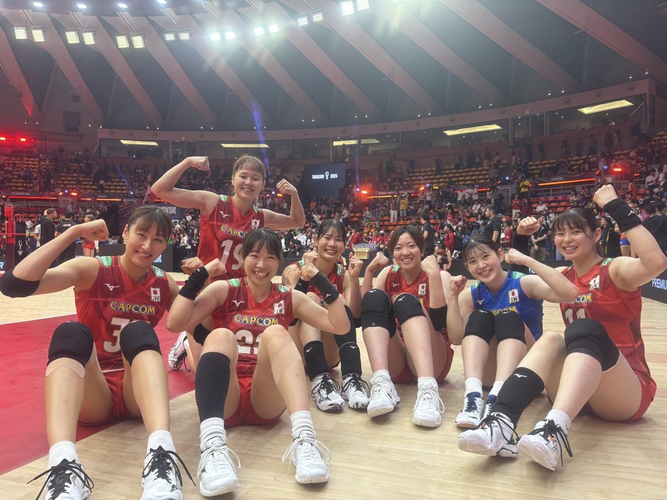 マッスルポーズで写真に納まる女子日本代表（C）JVA