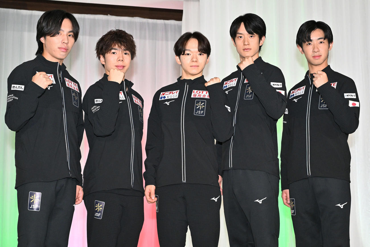 シーズン開幕記者会見で記念撮影する、左から三浦、佐藤、鍵山、山本、壷井（撮影・滝沢徹郎）