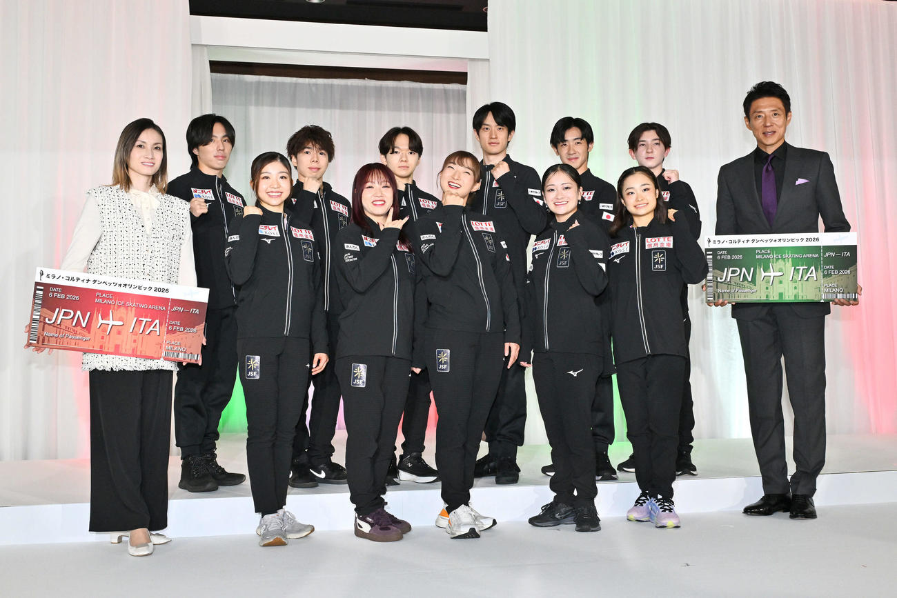 シーズン開幕記者会見で記念撮影する選手たち。前列左から、荒川静香さん、千葉、樋口、坂本、渡辺、島田、松岡修造。後列左から三浦、佐藤、鍵山、山本、壷井、中田（撮影・滝沢徹郎）