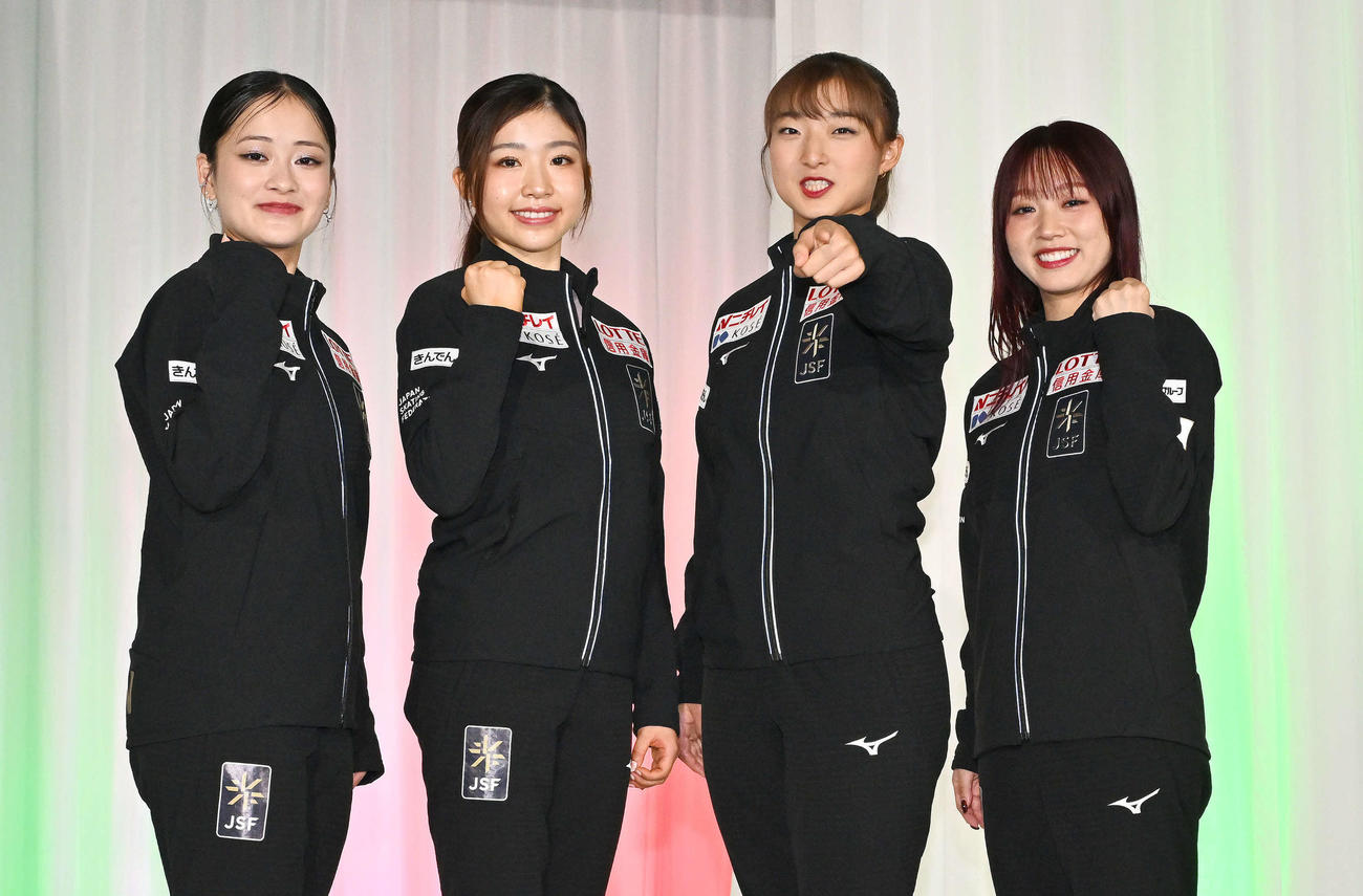 シーズン開幕記者会見の記念撮影でカメラを指さす坂本（左から3人目）。左から渡辺、千葉、1人おいて樋口（撮影・滝沢徹郎）