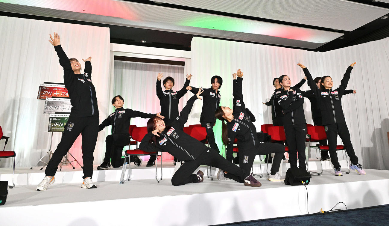 フリーの演技の最後のポーズを決める坂本（手前左）ら選手たち（撮影・滝沢徹郎）