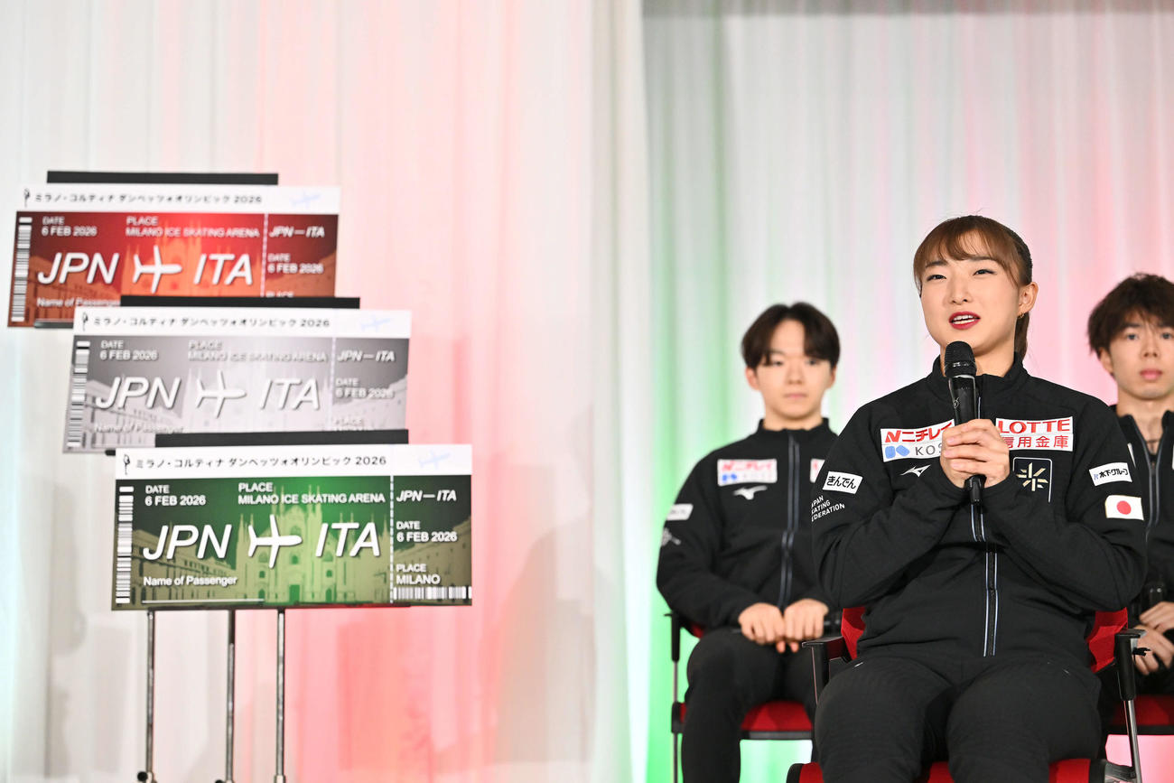 シーズン開幕記者会見でイタリア行きのチケットの横で話す坂本（撮影・滝沢徹郎）