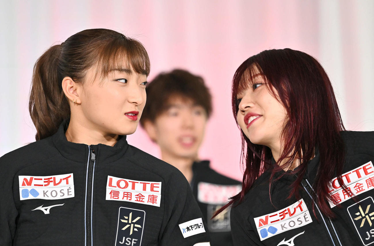 シーズン開幕記者会見で話す坂本（左）と樋口（撮影・滝沢徹郎）