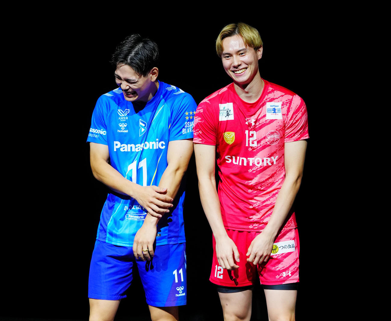 SVリーグ開幕記者会見で笑顔を見せる大阪ブルテオンの西田（左）とサントリーサンバーズ大阪の高橋（撮影・垰建太）