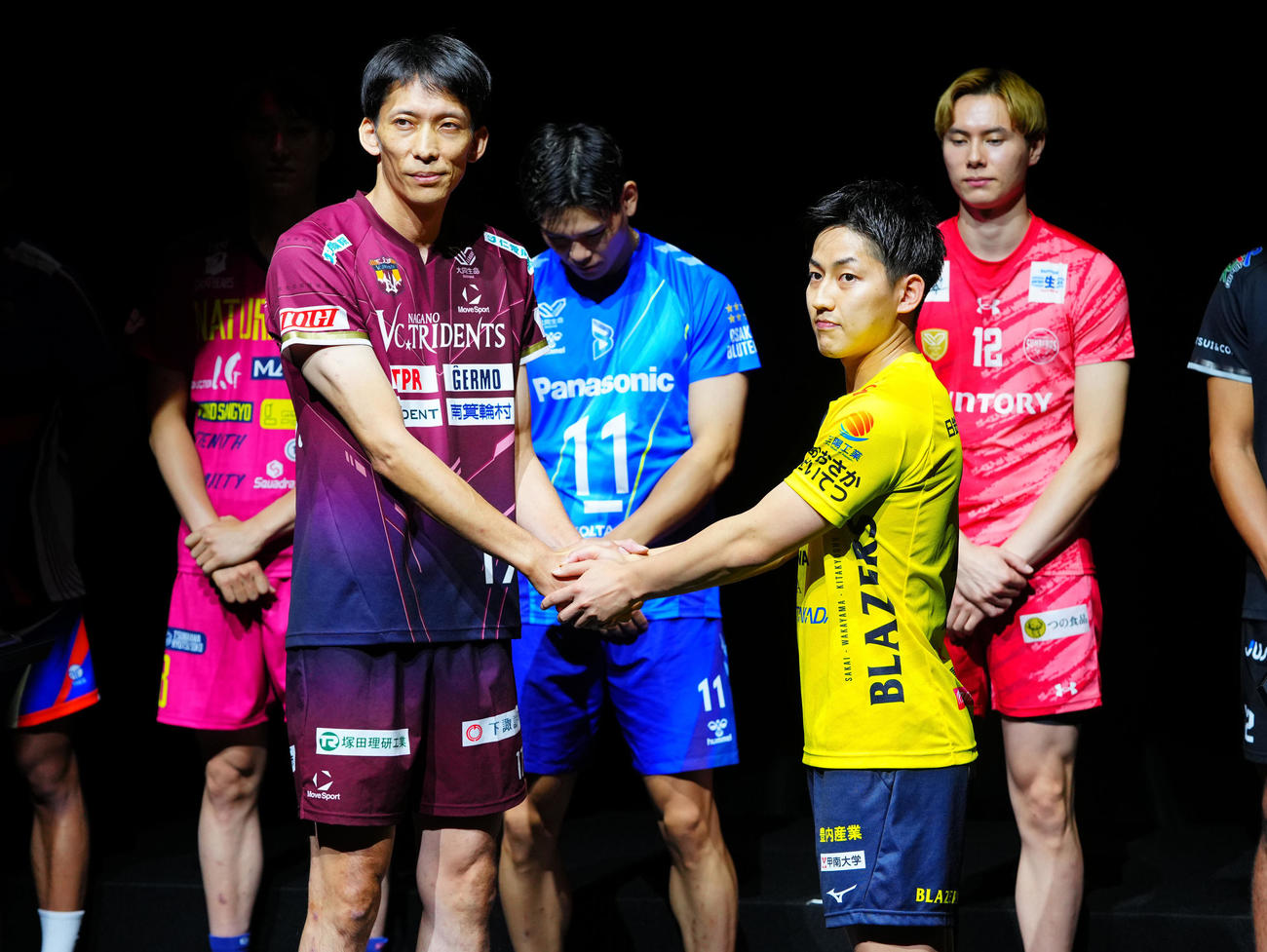 SVリーグ開幕記者会見で握手を交わすVC長野トライデンツの松本（左）と日本製鉄堺ブレイザーズの森（撮影・垰建太）