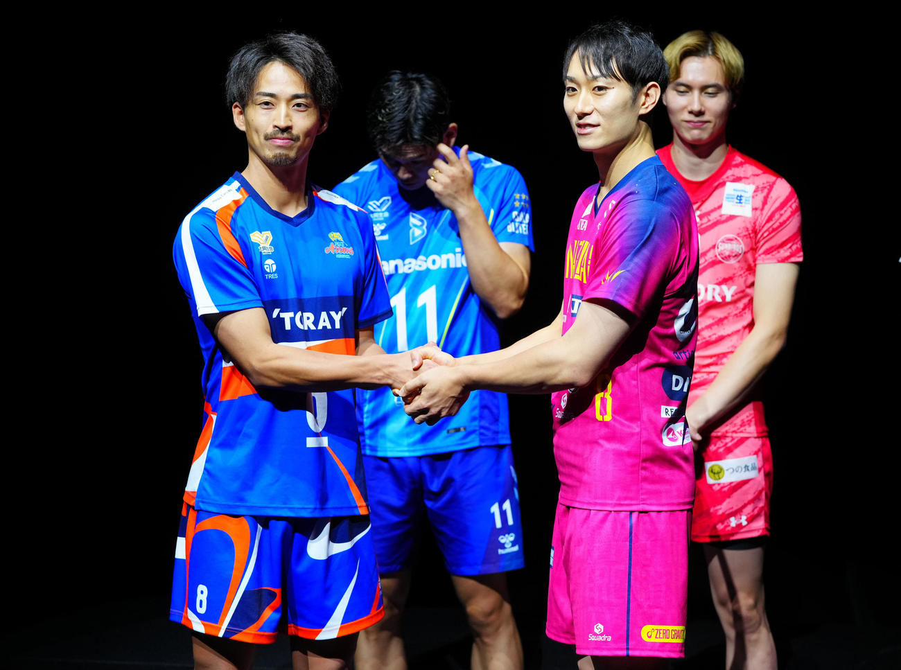 SVリーグ開幕記者会見で握手を交わす東レアローズ静岡の藤中（左）と東京グレートベアーズの柳田（撮影・垰建太）