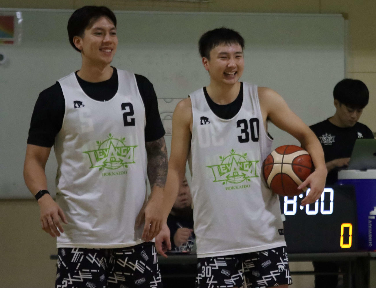 開幕戦に向けて練習するレバンガ北海道の富永（右）とラモス（撮影・保坂果那）