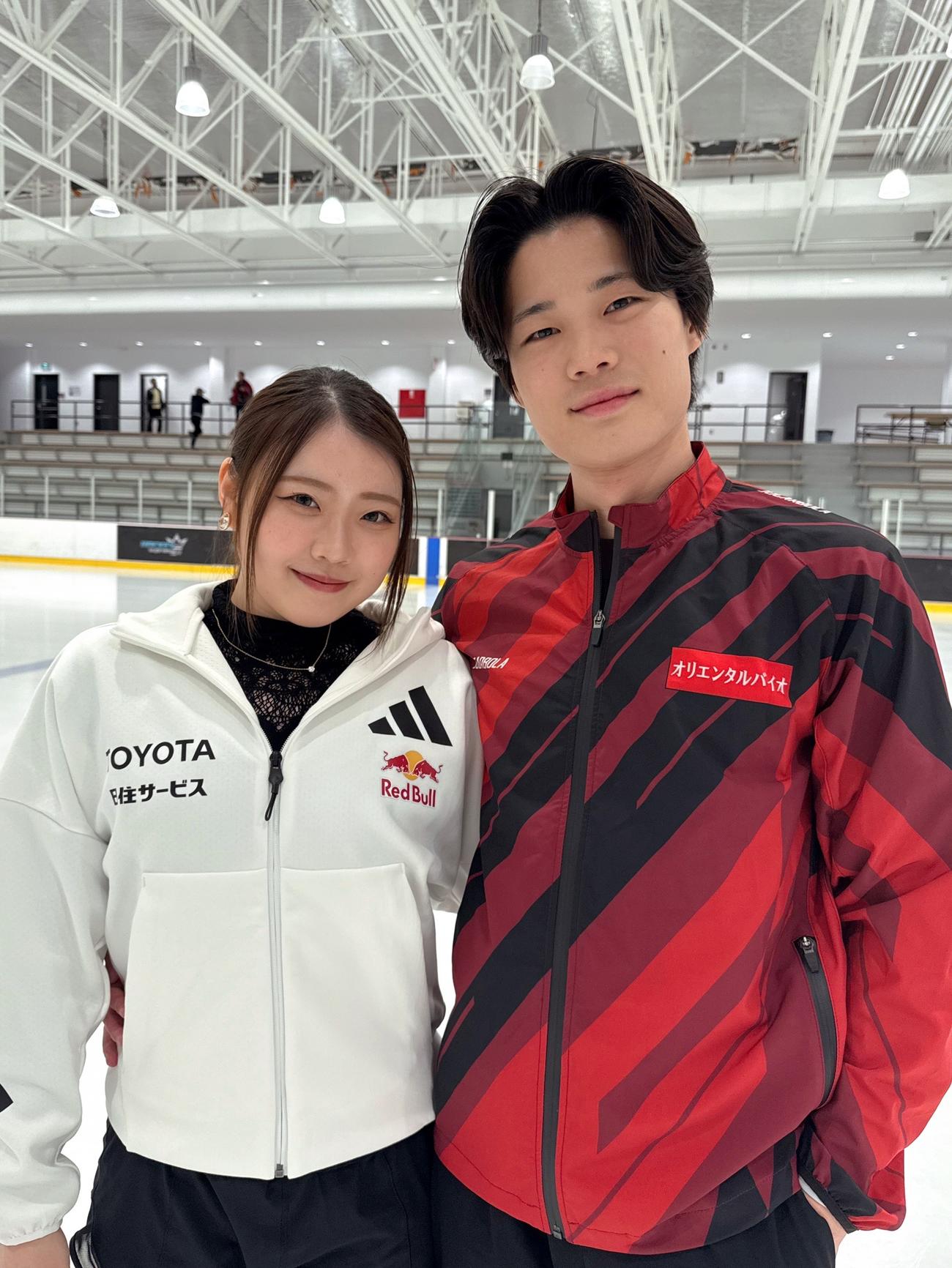 アイスダンスのカップル結成を電撃発表した紀平（左）と西山