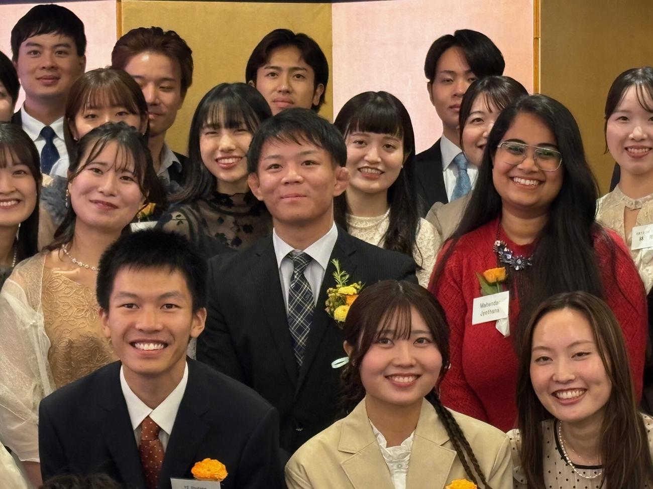 ミキハウスの内定式に出席した樋口黎（中央）