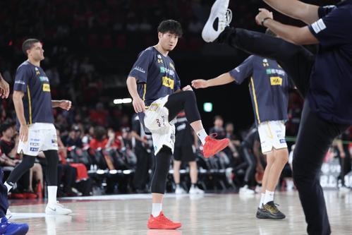 A東京対宇都宮　試合前、ウォーミングアップする宇都宮比江島（撮影・宮地輝）