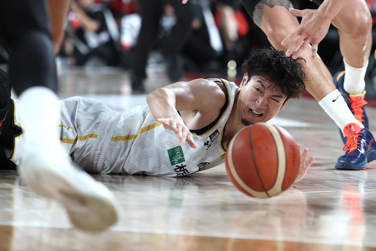 A東京対宇都宮　第2Q、ルーズボールを拾う宇都宮比江島（撮影・宮地輝）