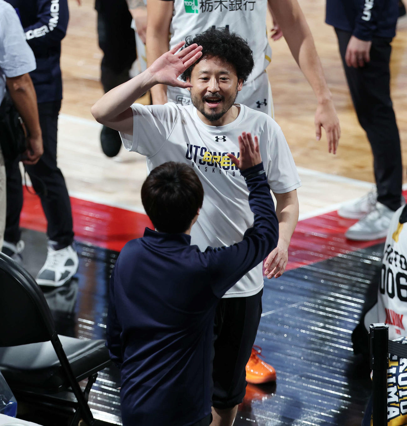 A東京対宇都宮　勝利し笑顔でタッチする宇都宮田臥（撮影・宮地輝）