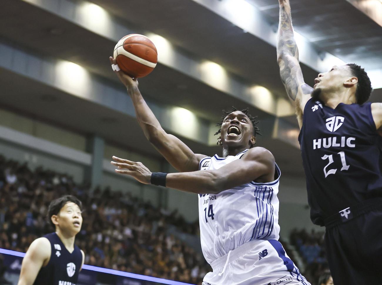 A千葉戦で攻め込む長崎のジョンソン（中央）＝千葉ポートアリーナ（C） B．LEAGUE（共同）