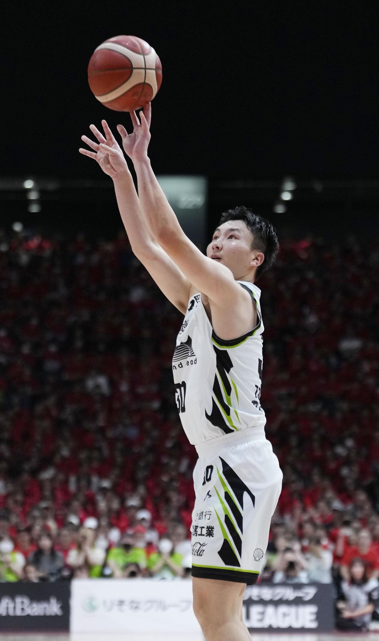名古屋D－北海道　第3クオーター、3点シュートを決める北海道・富永（共同）