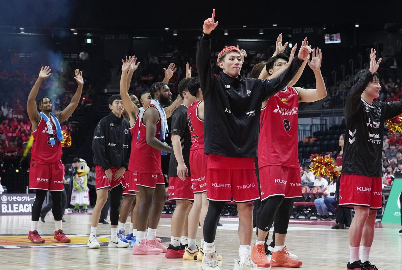 北海道に勝利し、新本拠地IGアリーナでの初戦を白星で飾った名古屋Dの選手たち（共同）