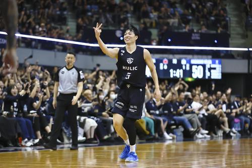 長崎戦で3点シュートを決め、喜ぶA千葉の前田＝千葉ポートアリーナ（C） B．LEAGUE（共同）