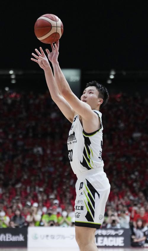 名古屋D－北海道　第3クオーター、3点シュートを決める北海道・富永（共同）