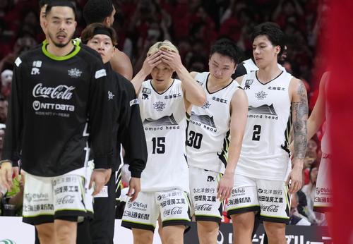 名古屋Dに敗れ、肩を落とす富永（右から2人目）ら北海道の選手たち（共同）