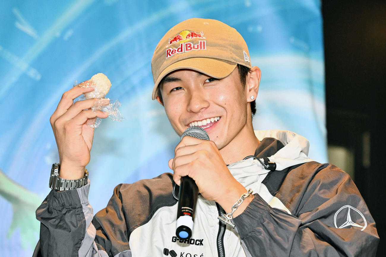 トークセッションで小分けだし入りおにぎり「パワーボール」を手にするShigekix（撮影・滝沢徹郎）