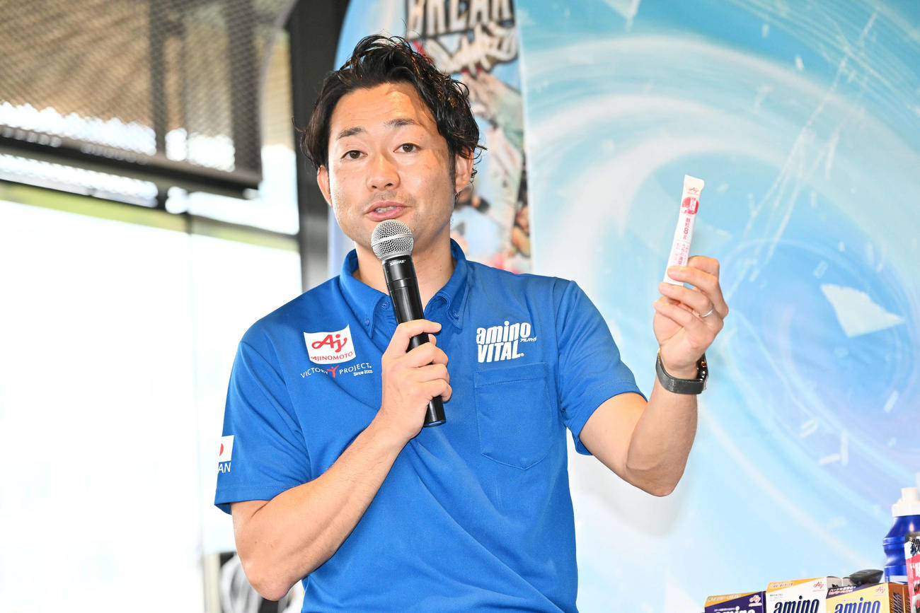 商品を手に話す味の素株式会社上野祐輝氏（撮影・滝沢徹郎）