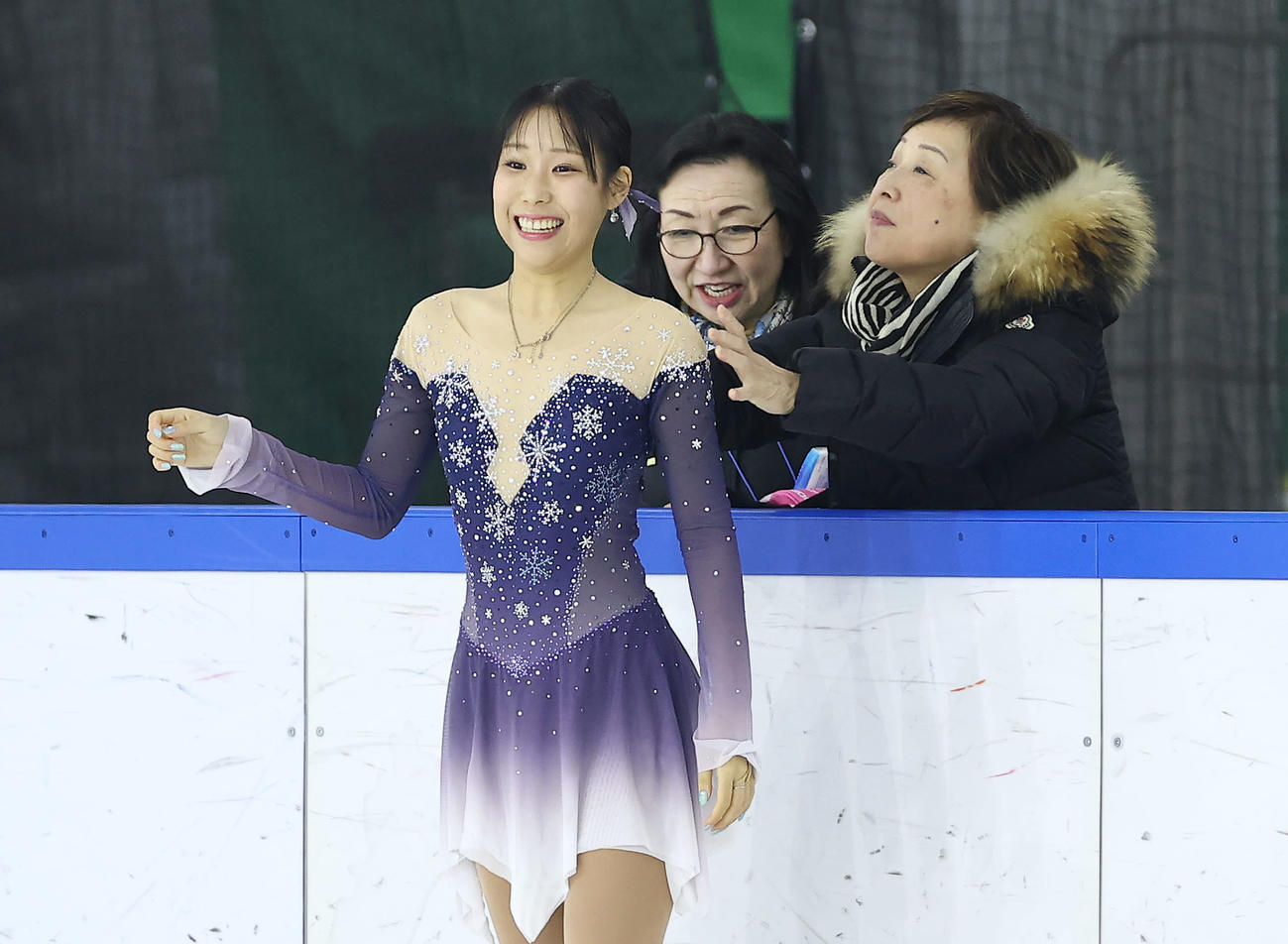 女子SPに臨む三原（左）を送り出す中野コーチ（右）（撮影・前田充）