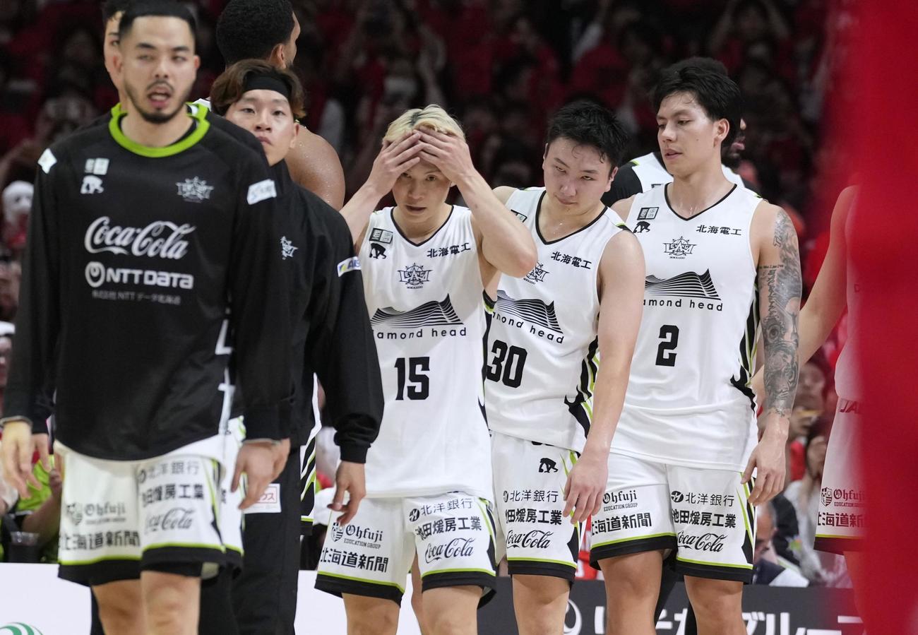 名古屋Dに敗れ、肩を落とす富永（右から2人目）ら北海道の選手たち（共同）