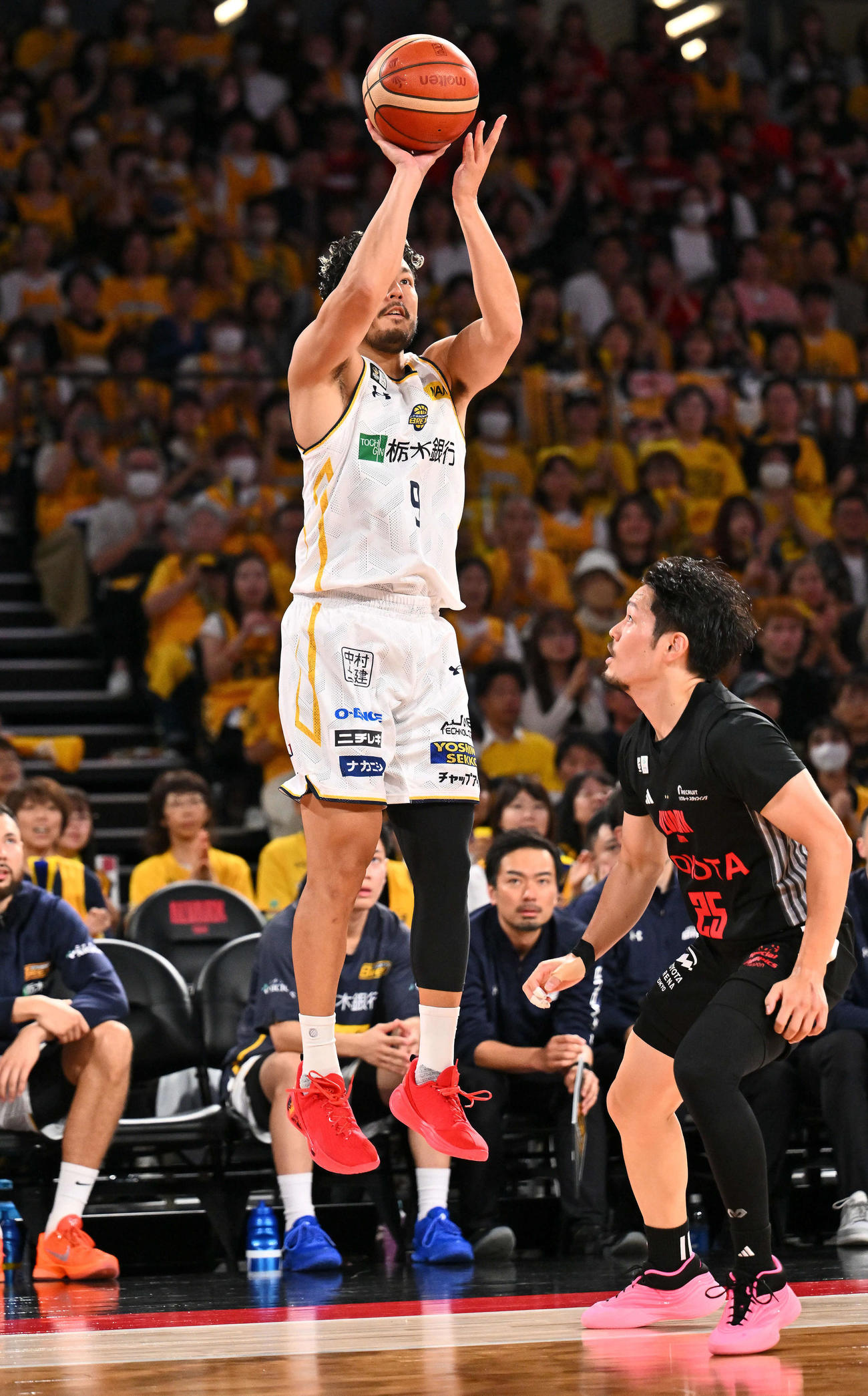 A東京対宇都宮　1Q、シュートを放つ宇都宮遠藤（撮影・滝沢徹郎）